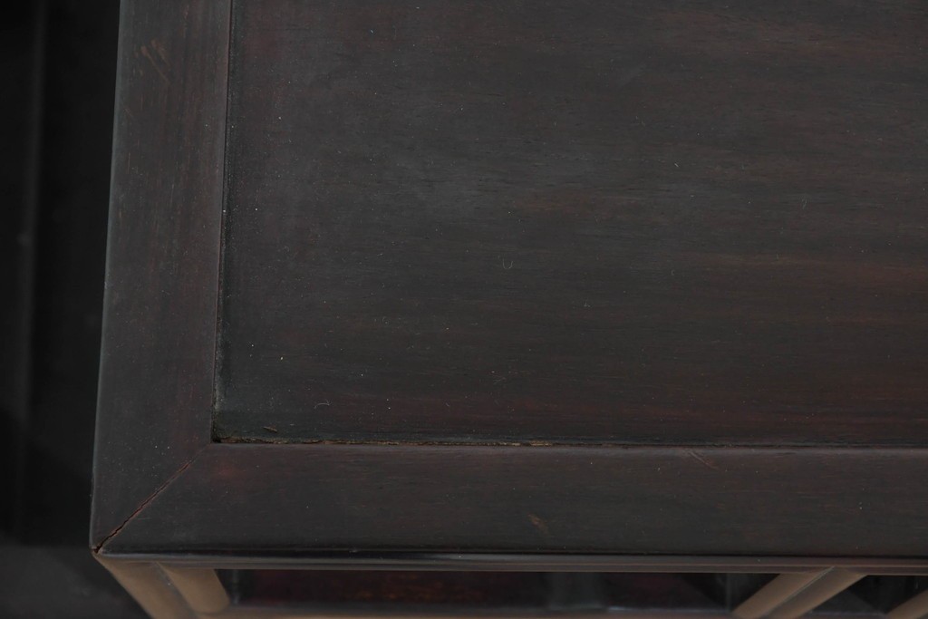 アジアンヴィンテージ　花梨(カリン)材　コウモリの彫刻があしらわれた希少デザインの飾り棚　(R-085696)