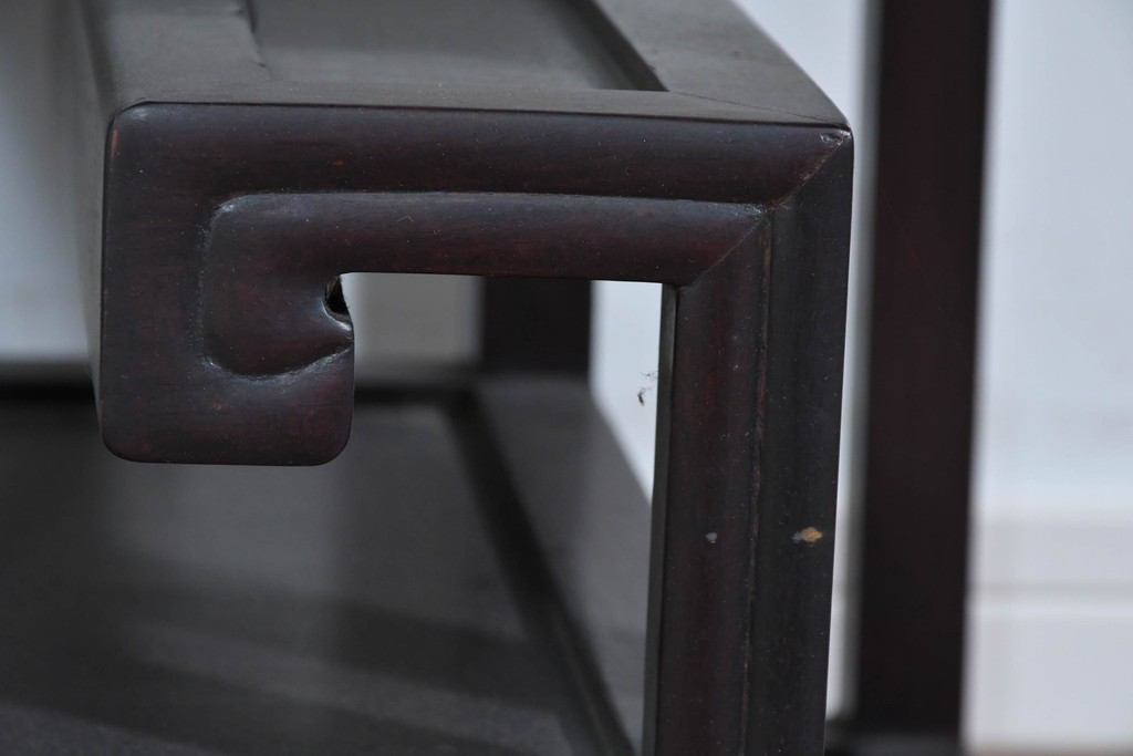 アジアンヴィンテージ　花梨(カリン)材　コウモリの彫刻があしらわれた希少デザインの飾り棚　(R-085696)