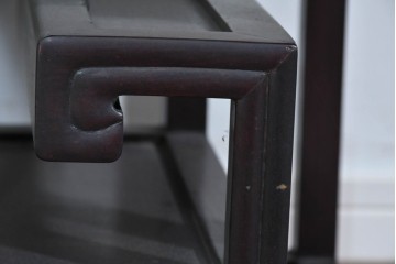 アジアンヴィンテージ　花梨(カリン)材　コウモリの彫刻があしらわれた希少デザインの飾り棚　(R-085696)