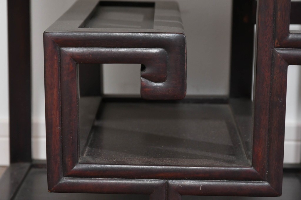 アジアンヴィンテージ　花梨(カリン)材　コウモリの彫刻があしらわれた希少デザインの飾り棚　(R-085696)