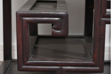 アジアンヴィンテージ　花梨(カリン)材　コウモリの彫刻があしらわれた希少デザインの飾り棚　(R-085696)