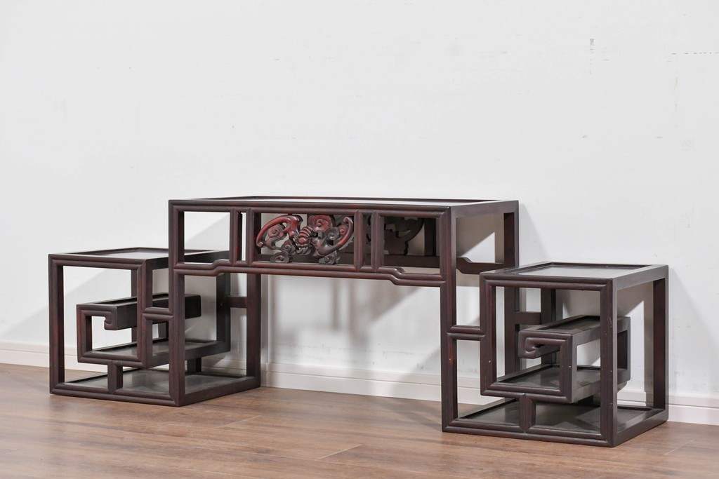 アジアンヴィンテージ　花梨(カリン)材　コウモリの彫刻があしらわれた希少デザインの飾り棚　(R-085696)