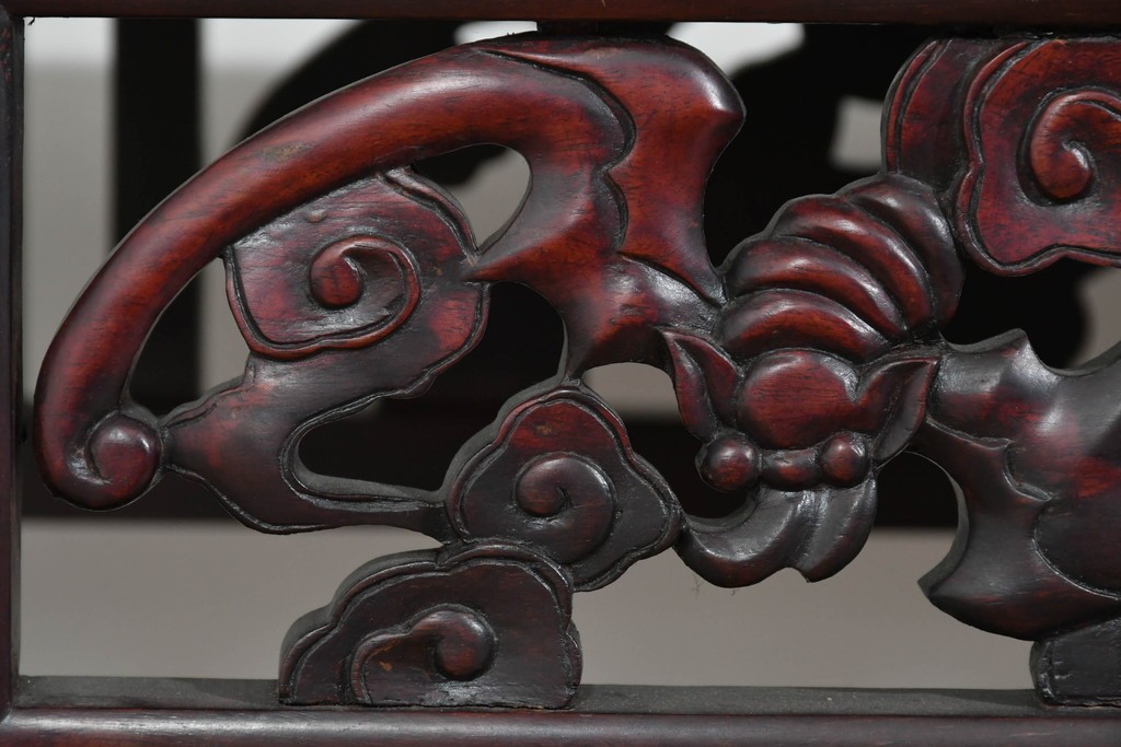 アジアンヴィンテージ　花梨(カリン)材　コウモリの彫刻があしらわれた希少デザインの飾り棚　(R-085696)