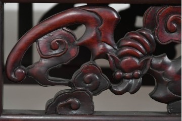 アジアンヴィンテージ　花梨(カリン)材　コウモリの彫刻があしらわれた希少デザインの飾り棚　(R-085696)