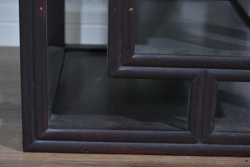 アジアンヴィンテージ　花梨(カリン)材　コウモリの彫刻があしらわれた希少デザインの飾り棚　(R-085696)