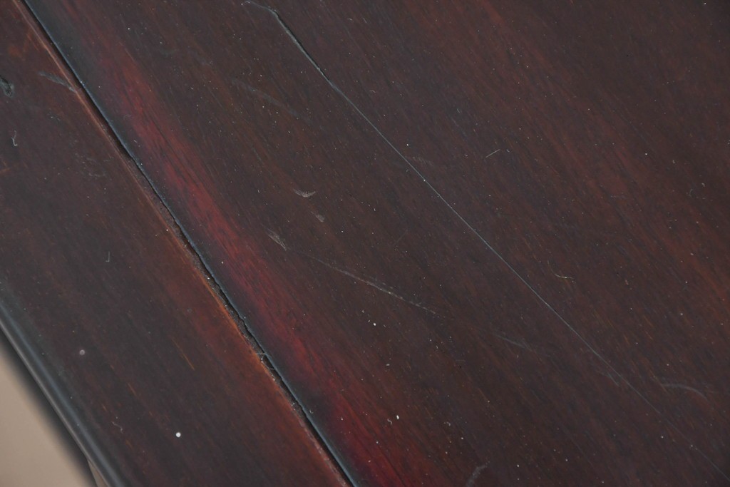 アジアンヴィンテージ　花梨(カリン)材　コウモリの彫刻があしらわれた希少デザインの飾り棚　(R-085696)