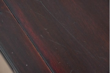 アジアンヴィンテージ　花梨(カリン)材　コウモリの彫刻があしらわれた希少デザインの飾り棚　(R-085696)