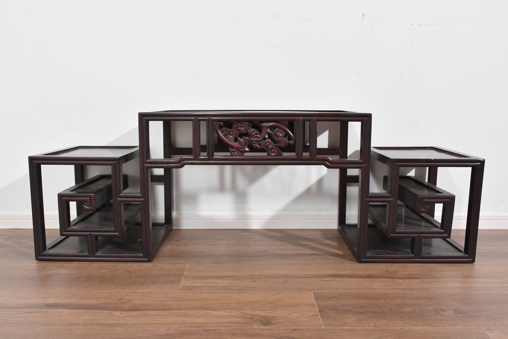 アジアンヴィンテージ　花梨(カリン)材　コウモリの彫刻があしらわれた希少デザインの飾り棚　(R-085696)