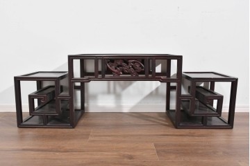 アジアンヴィンテージ　花梨(カリン)材　コウモリの彫刻があしらわれた希少デザインの飾り棚　(R-085696)