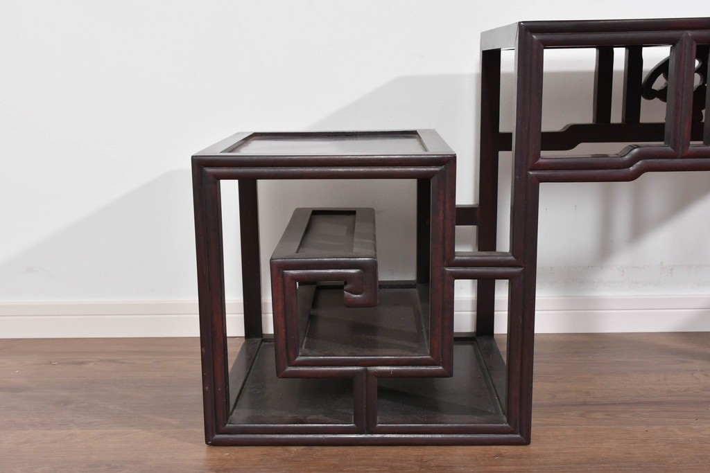 アジアンヴィンテージ　花梨(カリン)材　コウモリの彫刻があしらわれた希少デザインの飾り棚　(R-085696)