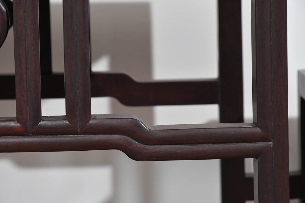 アジアンヴィンテージ　花梨(カリン)材　コウモリの彫刻があしらわれた希少デザインの飾り棚　(R-085696)