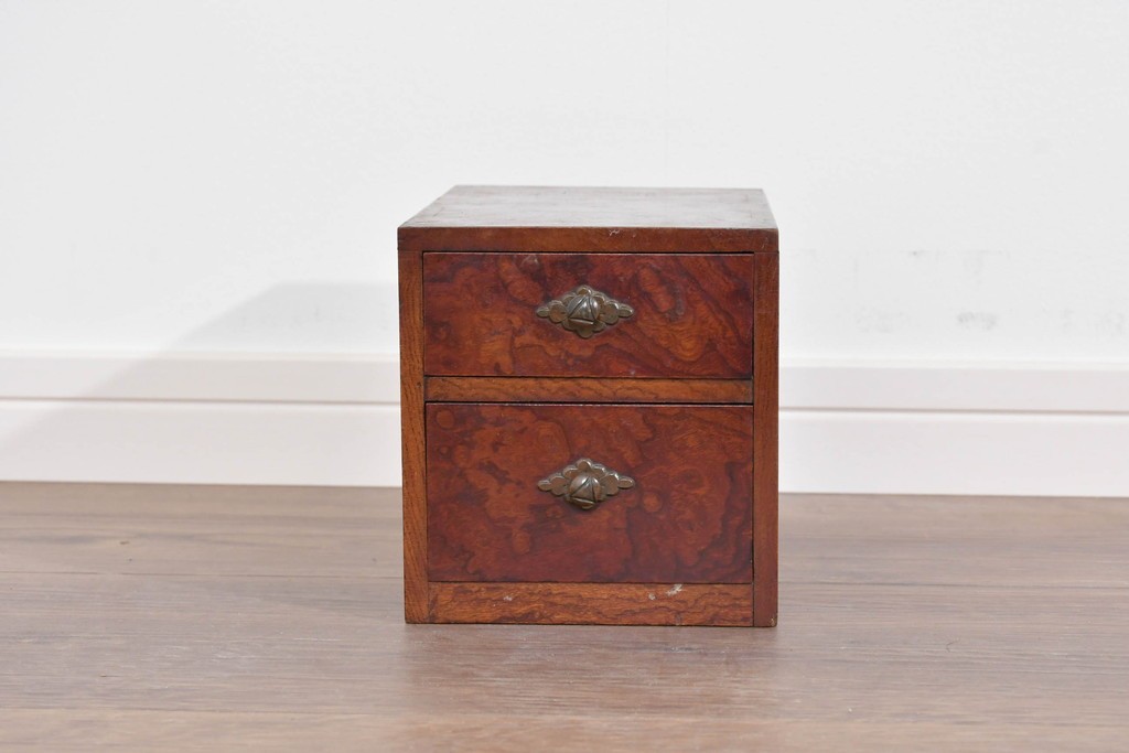 和製アンティーク　上手物!!　総欅(ケヤキ)材　玉杢が引き立つ漆塗りの二杯小引き出し　(R-085697)