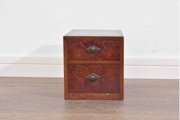 和製アンティーク　上手物!!　総欅(ケヤキ)材　玉杢が引き立つ漆塗りの二杯小引き出し　(R-085697)