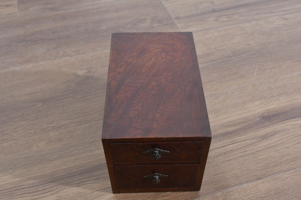 和製アンティーク　上手物!!　総欅(ケヤキ)材　玉杢が引き立つ漆塗りの二杯小引き出し　(R-085697)