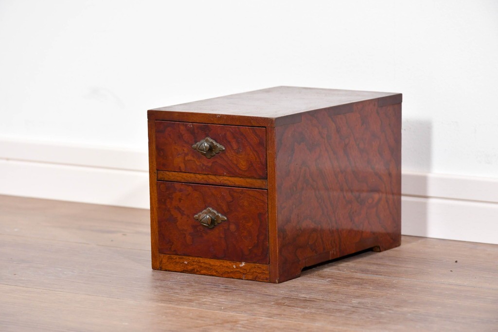 和製アンティーク　上手物!!　総欅(ケヤキ)材　玉杢が引き立つ漆塗りの二杯小引き出し　(R-085697)