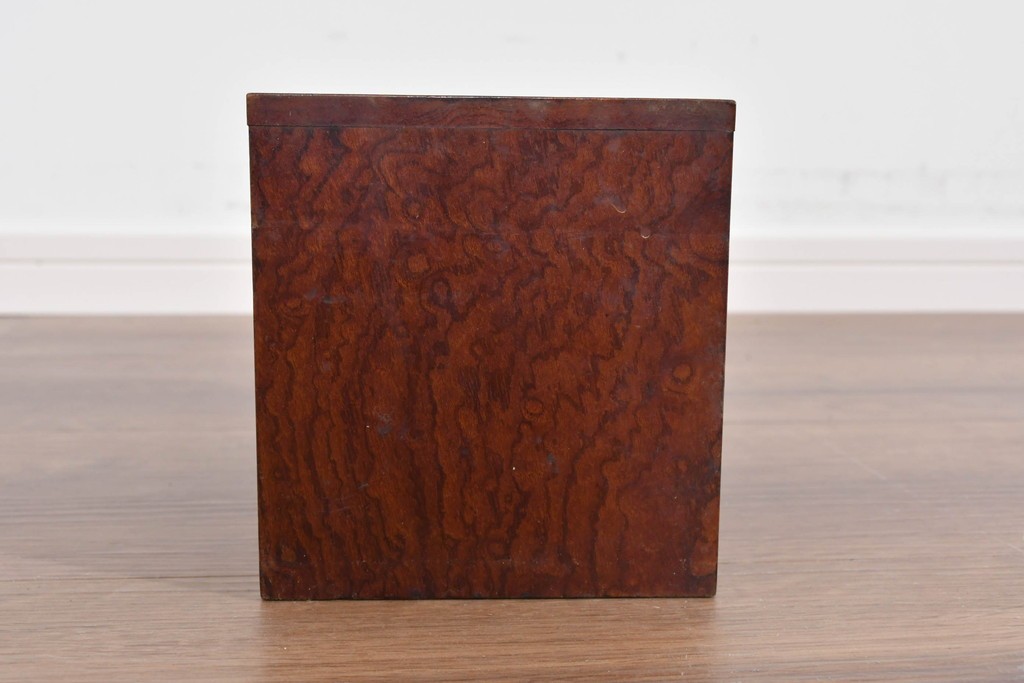 和製アンティーク　上手物!!　総欅(ケヤキ)材　玉杢が引き立つ漆塗りの二杯小引き出し　(R-085697)