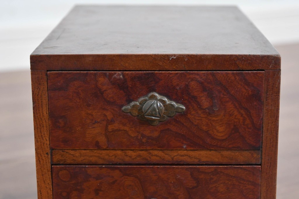 和製アンティーク　上手物!!　総欅(ケヤキ)材　玉杢が引き立つ漆塗りの二杯小引き出し　(R-085697)