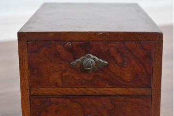 和製アンティーク　上手物!!　総欅(ケヤキ)材　玉杢が引き立つ漆塗りの二杯小引き出し　(R-085697)