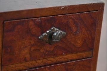 和製アンティーク　上手物!!　総欅(ケヤキ)材　玉杢が引き立つ漆塗りの二杯小引き出し　(R-085697)