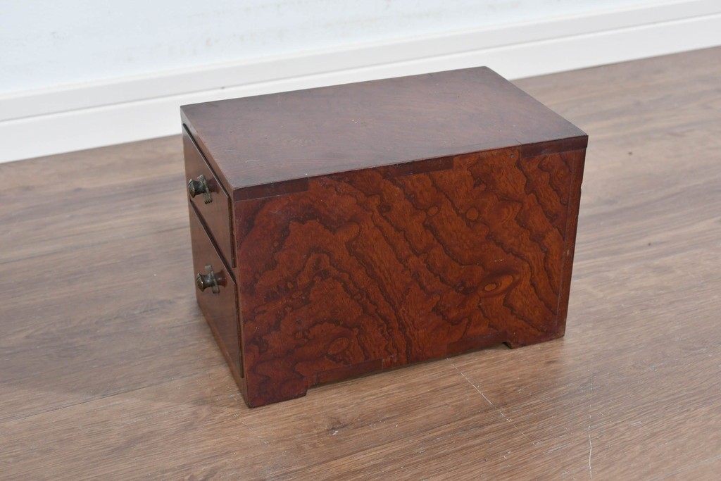 和製アンティーク　上手物!!　総欅(ケヤキ)材　玉杢が引き立つ漆塗りの二杯小引き出し　(R-085697)