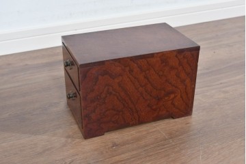 和製アンティーク　上手物!!　総欅(ケヤキ)材　玉杢が引き立つ漆塗りの二杯小引き出し　(R-085697)