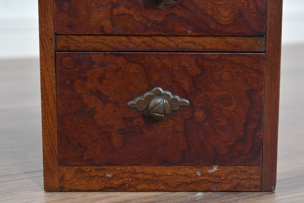 和製アンティーク　上手物!!　総欅(ケヤキ)材　玉杢が引き立つ漆塗りの二杯小引き出し　(R-085697)