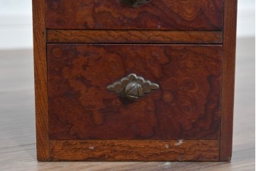 和製アンティーク　上手物!!　総欅(ケヤキ)材　玉杢が引き立つ漆塗りの二杯小引き出し　(R-085697)