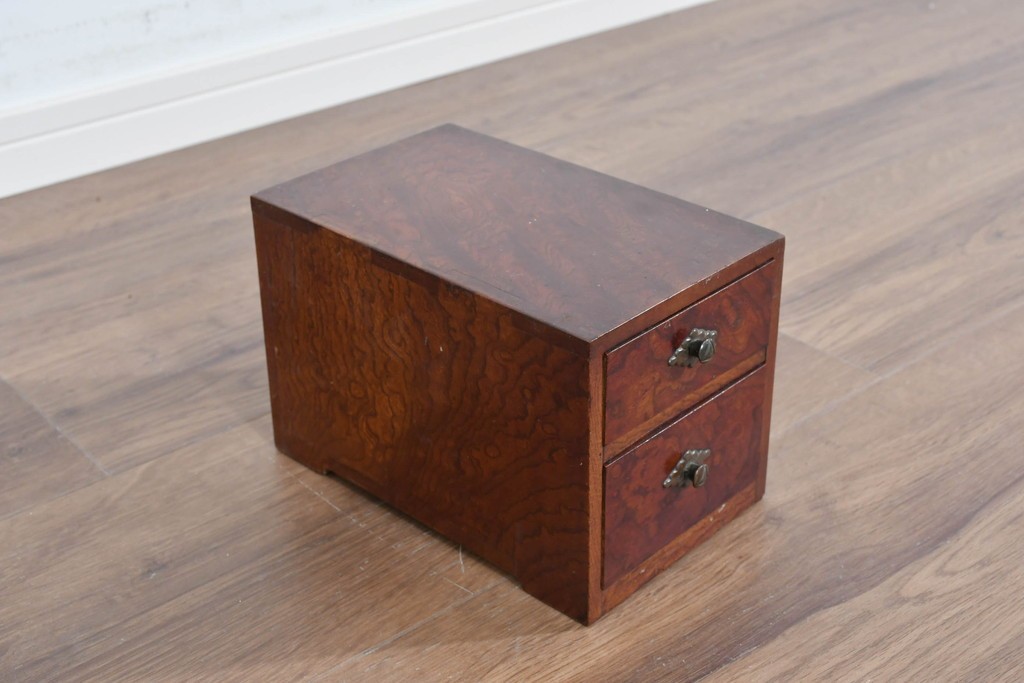 和製アンティーク　上手物!!　総欅(ケヤキ)材　玉杢が引き立つ漆塗りの二杯小引き出し　(R-085697)