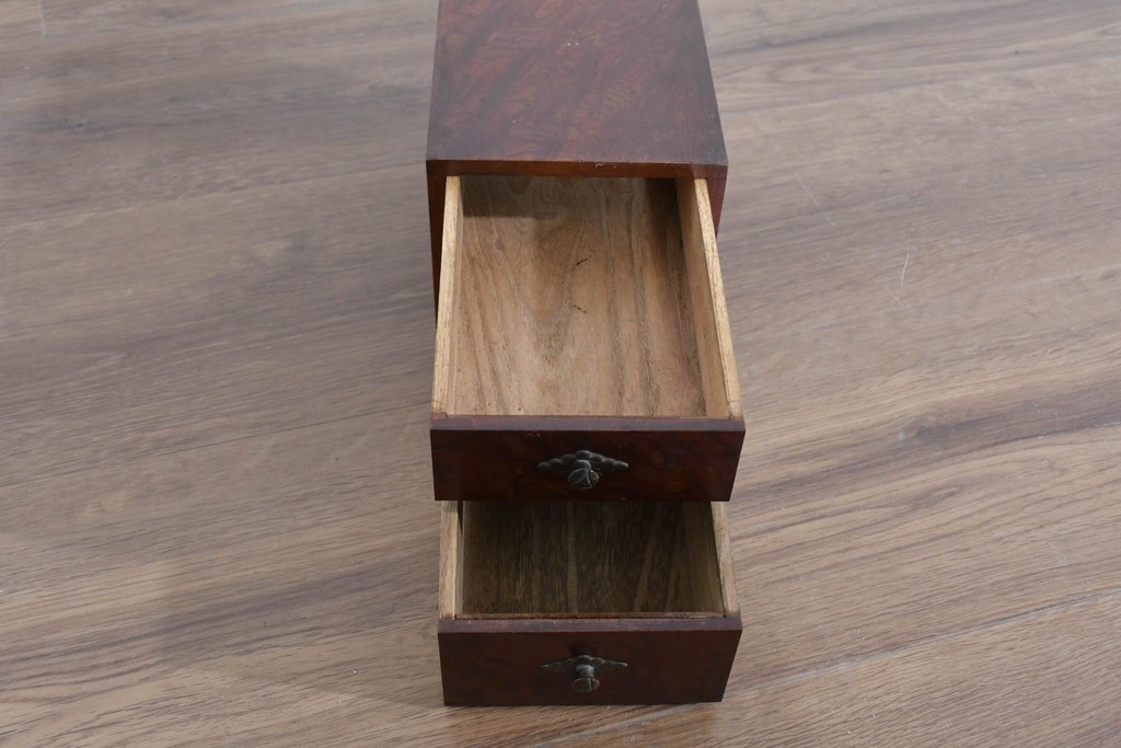 和製アンティーク　上手物!!　総欅(ケヤキ)材　玉杢が引き立つ漆塗りの二杯小引き出し　(R-085697)