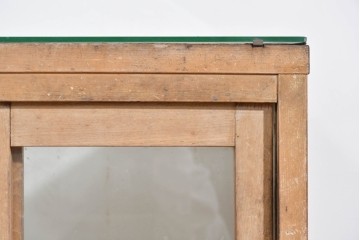 和製ヴィンテージ　古い木味の小振りな縦型ガラスケース　(R-085699)