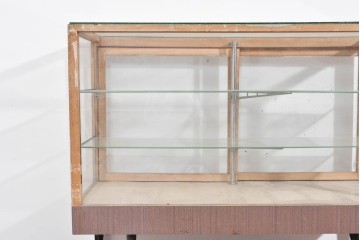 和製ヴィンテージ　木枠とガラスのシンプルな構成が魅力のガラスケース　(R-085700)