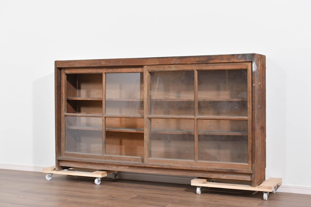 《天板取り付け加工費込み》　和製アンティーク　木味の豊かな風合いとガラス戸の組み合わせが魅力の横型収納棚　(R-085701)