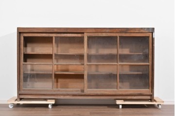 《天板取り付け加工費込み》　和製アンティーク　木味の豊かな風合いとガラス戸の組み合わせが魅力の横型収納棚　(R-085701)