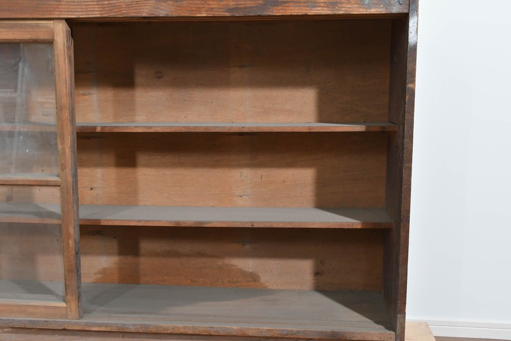 《天板取り付け加工費込み》　和製アンティーク　木味の豊かな風合いとガラス戸の組み合わせが魅力の横型収納棚　(R-085701)