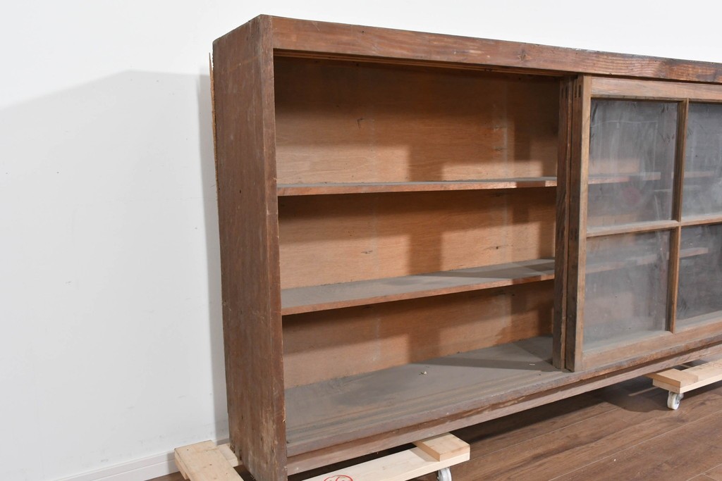 《天板取り付け加工費込み》　和製アンティーク　木味の豊かな風合いとガラス戸の組み合わせが魅力の横型収納棚　(R-085701)