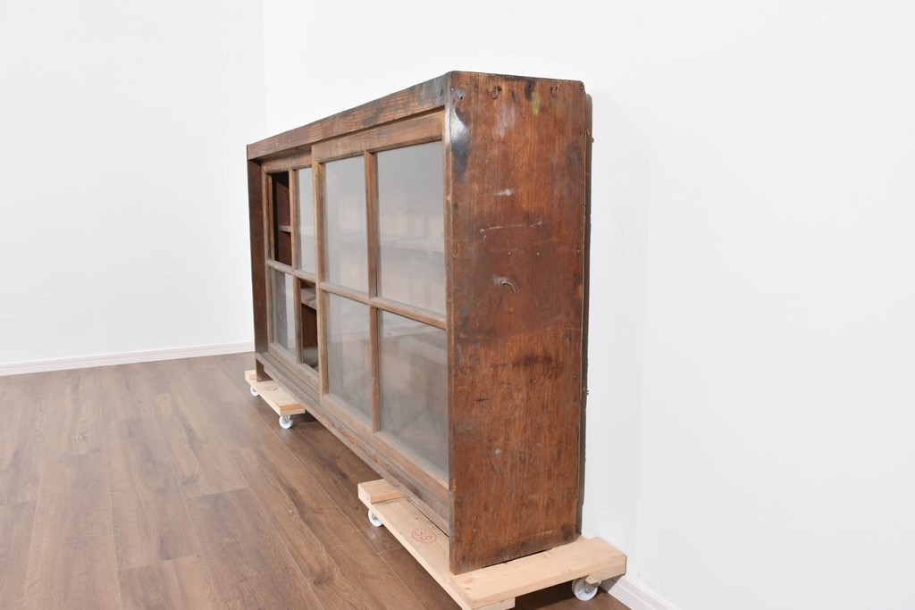 《天板取り付け加工費込み》　和製アンティーク　木味の豊かな風合いとガラス戸の組み合わせが魅力の横型収納棚　(R-085701)