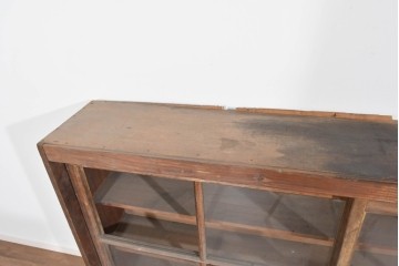 《天板取り付け加工費込み》　和製アンティーク　木味の豊かな風合いとガラス戸の組み合わせが魅力の横型収納棚　(R-085701)