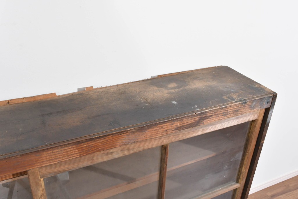 《天板取り付け加工費込み》　和製アンティーク　木味の豊かな風合いとガラス戸の組み合わせが魅力の横型収納棚　(R-085701)