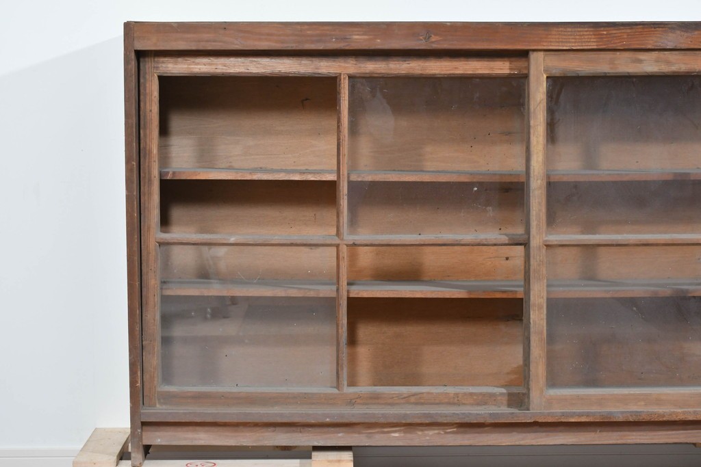 《天板取り付け加工費込み》　和製アンティーク　木味の豊かな風合いとガラス戸の組み合わせが魅力の横型収納棚　(R-085701)