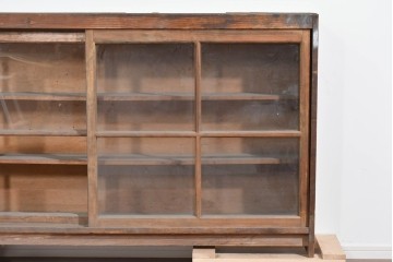 《天板取り付け加工費込み》　和製アンティーク　木味の豊かな風合いとガラス戸の組み合わせが魅力の横型収納棚　(R-085701)