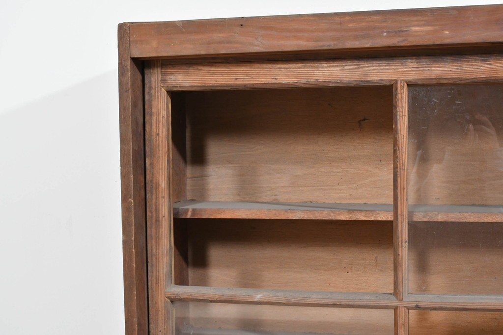 《天板取り付け加工費込み》　和製アンティーク　木味の豊かな風合いとガラス戸の組み合わせが魅力の横型収納棚　(R-085701)