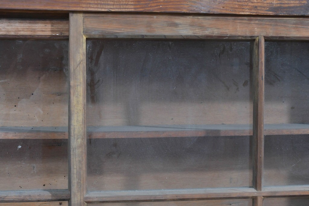 《天板取り付け加工費込み》　和製アンティーク　木味の豊かな風合いとガラス戸の組み合わせが魅力の横型収納棚　(R-085701)