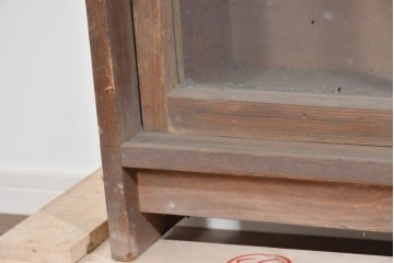 《天板取り付け加工費込み》　和製アンティーク　木味の豊かな風合いとガラス戸の組み合わせが魅力の横型収納棚　(R-085701)