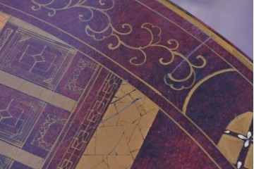 アジアンヴィンテージ　オリエンタル　風景画をあしらったティルトトップコーヒーテーブル　(R-085702)