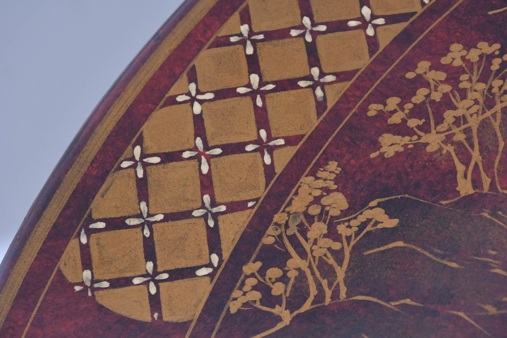 アジアンヴィンテージ　オリエンタル　風景画をあしらったティルトトップコーヒーテーブル　(R-085702)