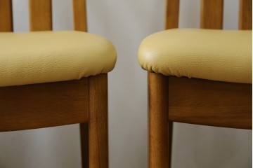 中古　マルニ木工(MARUNI)　ナラ材　本革　背もたれの曲線が美しいダイニングチェア4脚セット　(R-085704)