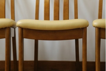 中古　マルニ木工(MARUNI)　ナラ材　本革　背もたれの曲線が美しいダイニングチェア4脚セット　(R-085704)