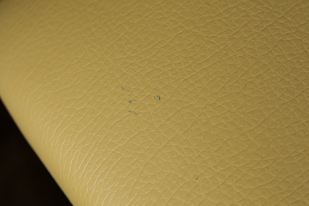 中古　マルニ木工(MARUNI)　ナラ材　本革　背もたれの曲線が美しいダイニングチェア4脚セット　(R-085704)