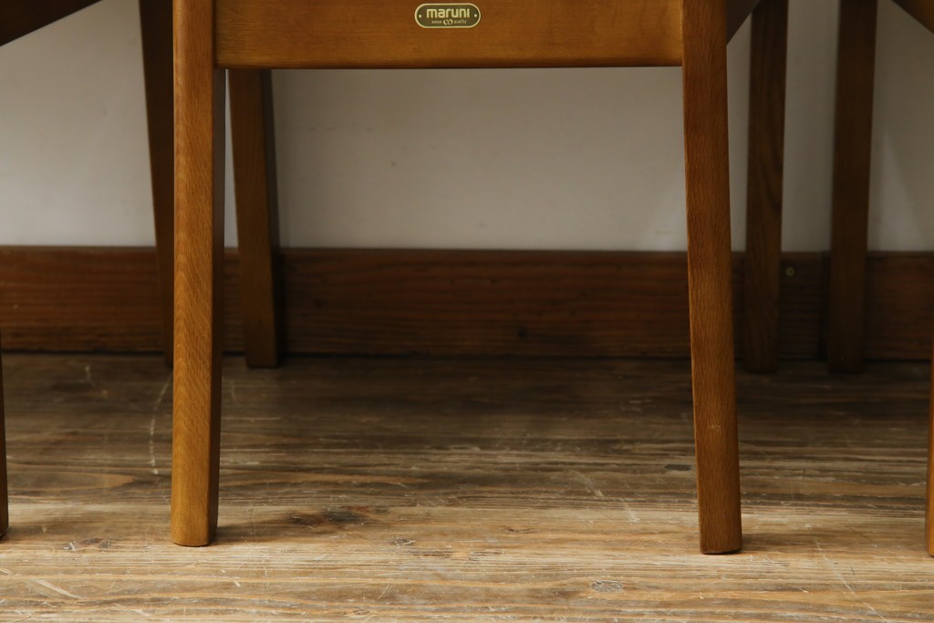 中古　マルニ木工(MARUNI)　ナラ材　本革　背もたれの曲線が美しいダイニングチェア4脚セット　(R-085704)