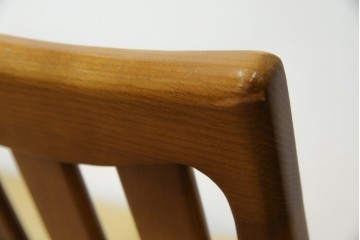 中古　マルニ木工(MARUNI)　ナラ材　本革　背もたれの曲線が美しいダイニングチェア4脚セット　(R-085704)